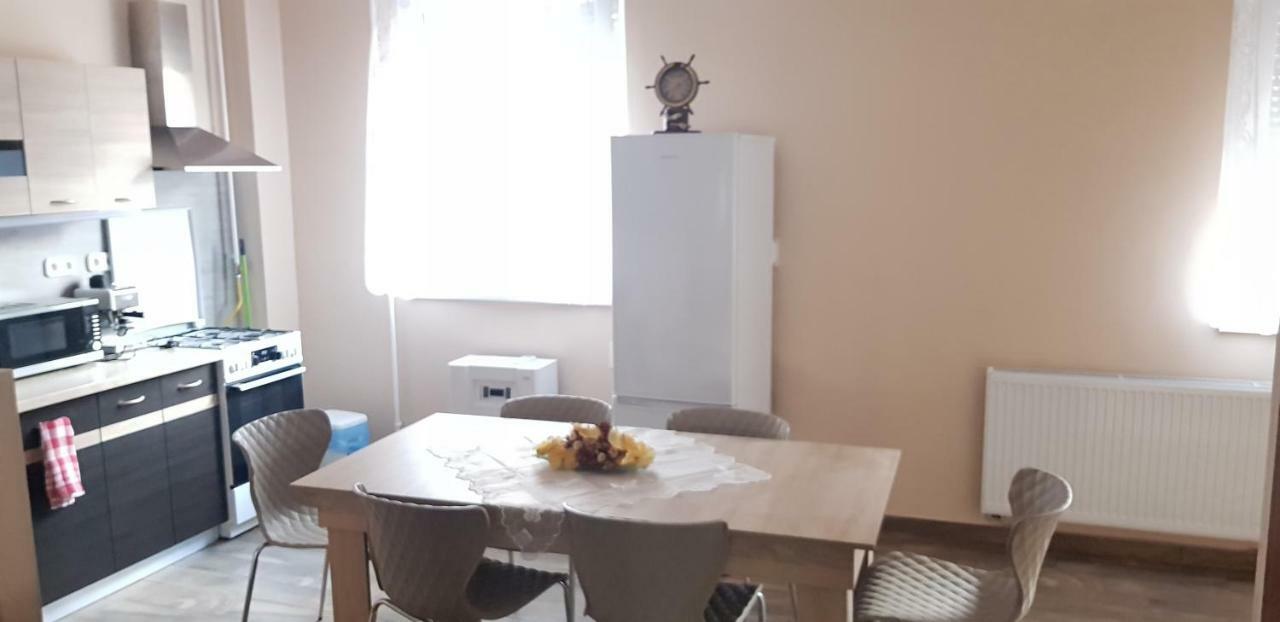 Lotti Apartman Kiskunhalas Exterior foto
