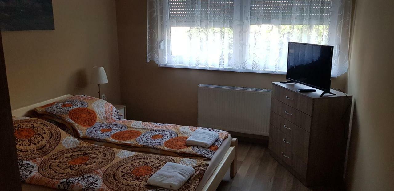 Lotti Apartman Kiskunhalas Exterior foto