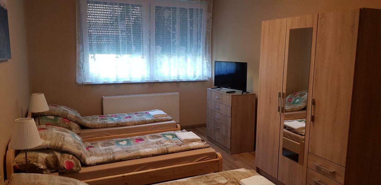 Lotti Apartman Kiskunhalas Exterior foto