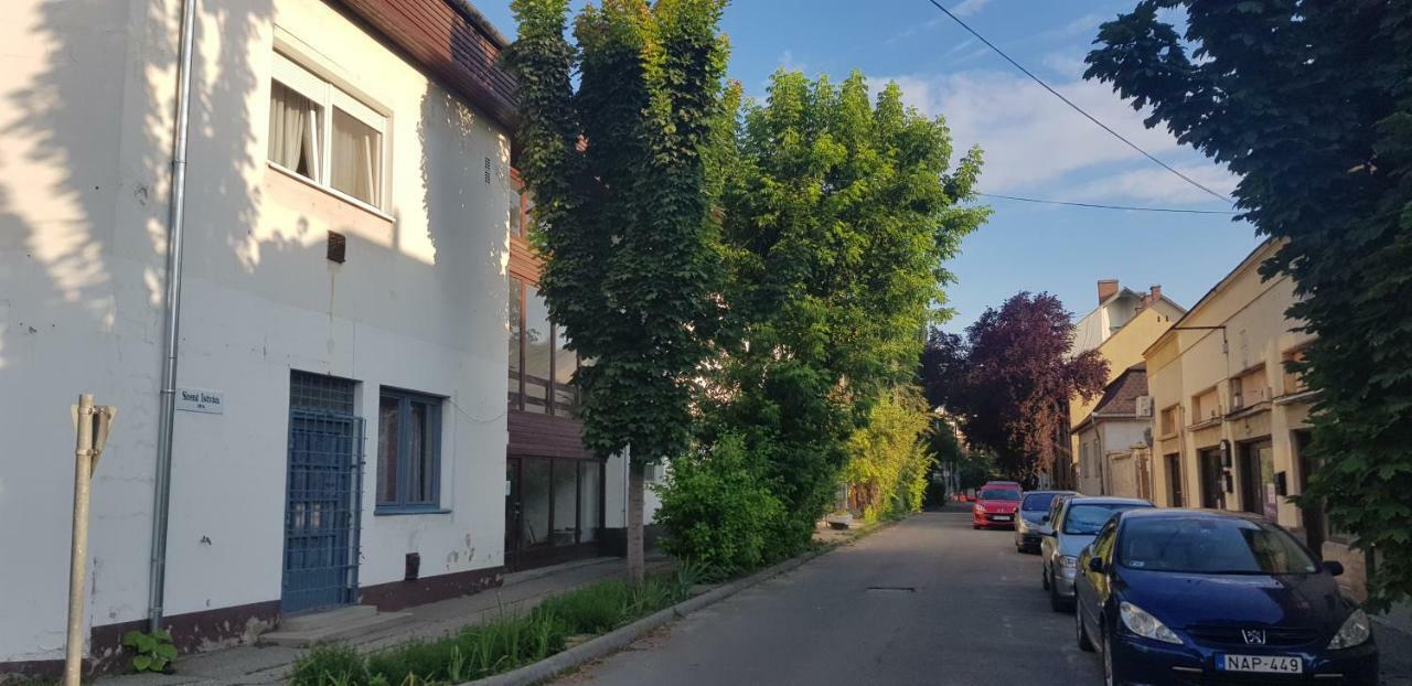 Lotti Apartman Kiskunhalas Exterior foto